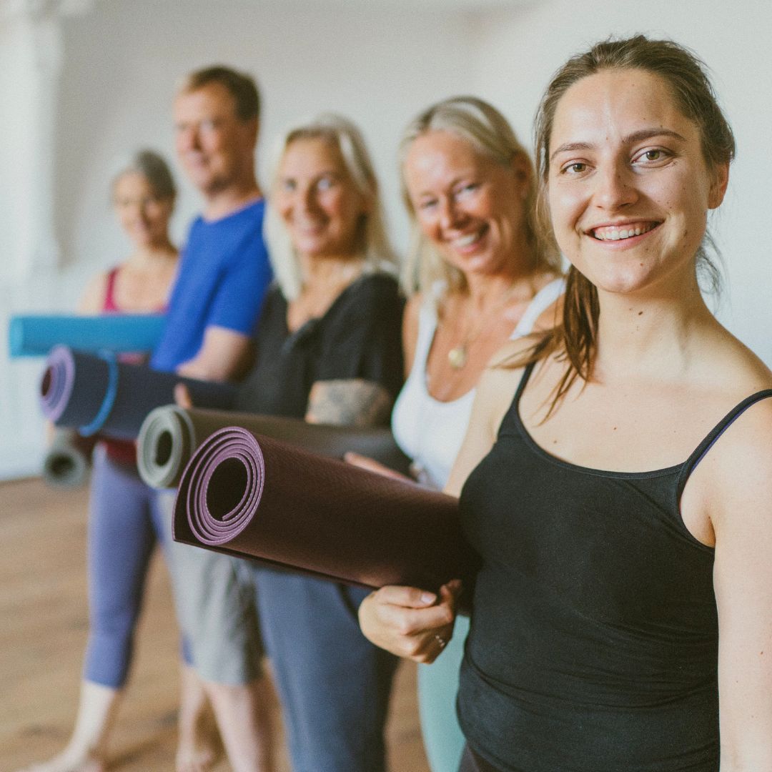 Teilnehmer:innen kommen gemeinsam zur Yoga-Praxis an – eine offene und wertschätzende Gemeinschaft beim Sacred Sunday.