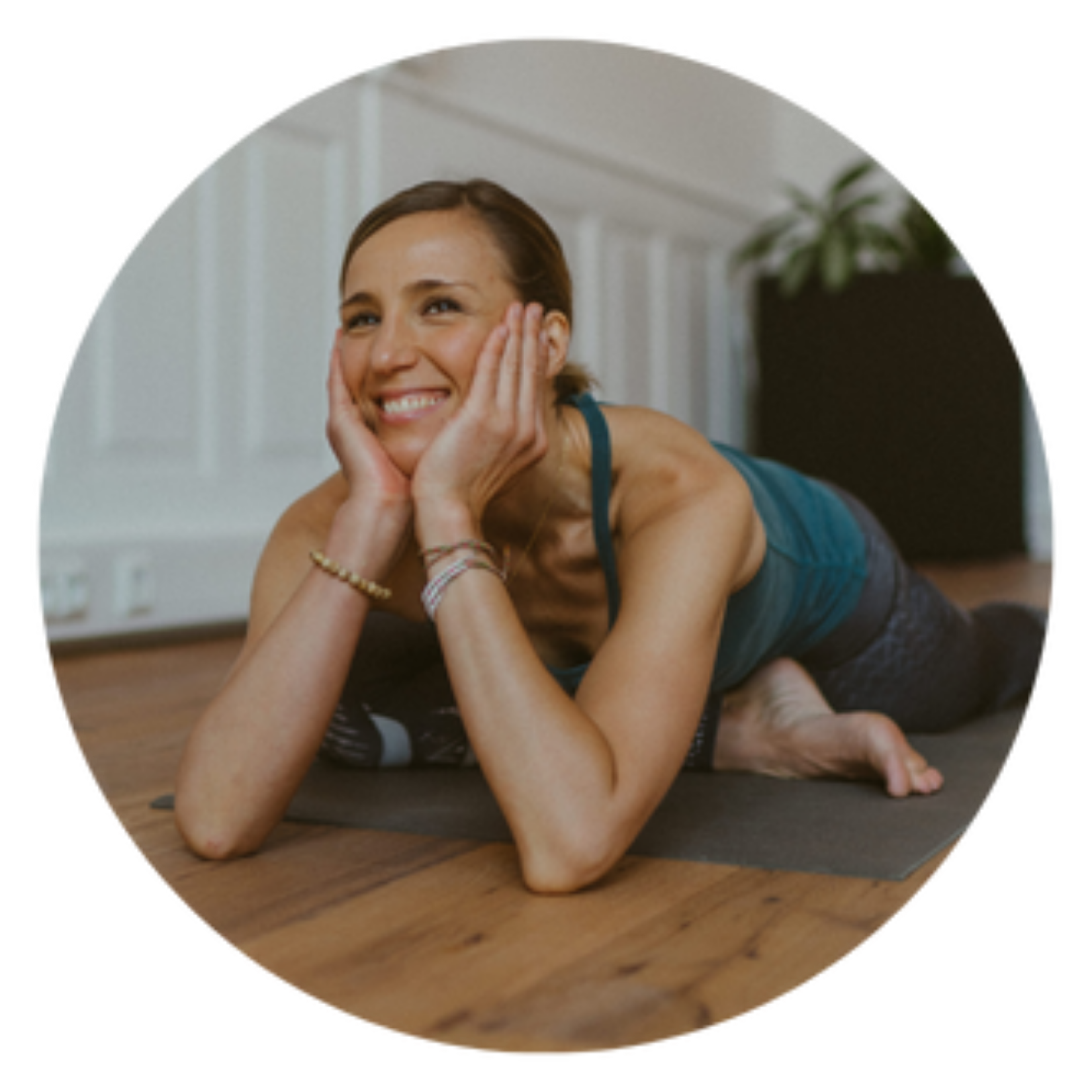 Retreatleiterin Laura Paulini in einer Yoga-Haltung