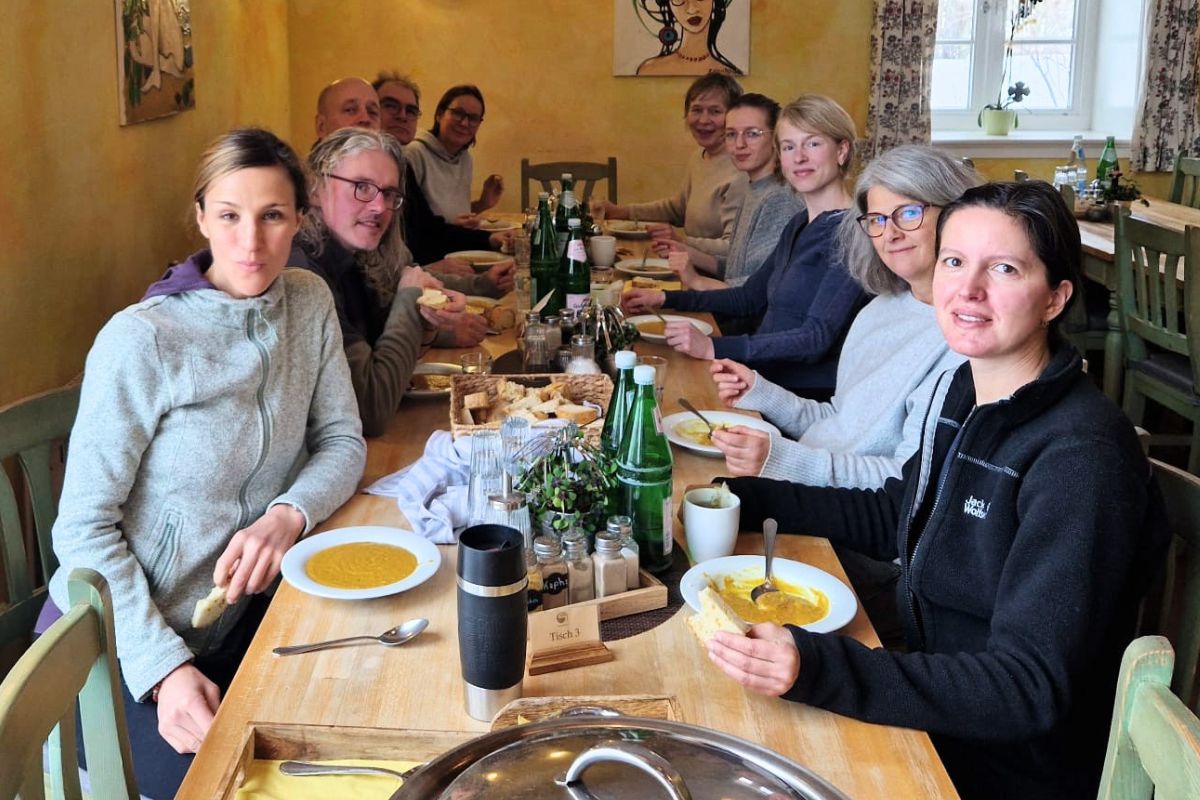 Yoga-Retreat im Wendland im schönen Wellnesshotel Sagasfeld, Gruppenfoto im Restaurant