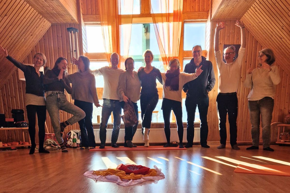 Yoga-Retreat im Wendland, im schönen Wellnesshotel Sagasfeld, Gruppenfoto im Yoga-Raum