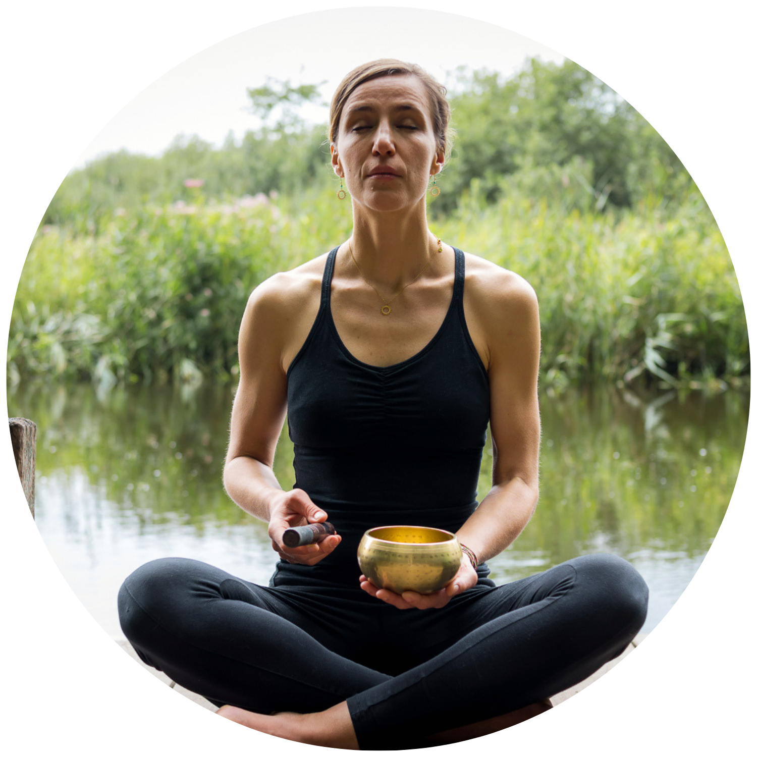 Laura Paulini, Kursleiterin des Meditationszyklus Lüneburg, mit Klangschale an der Imenau