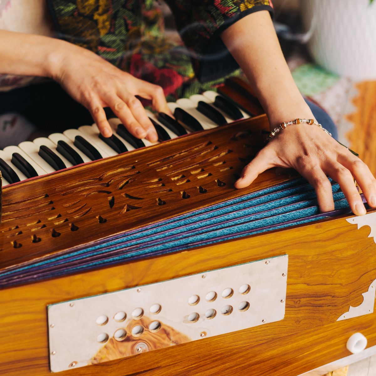 Mantra-Singen beim Meditationszylus Lüneburg. Über Mantra, Mudra (Handhaltungen) und bewusstes Lauschen in die Stille finden